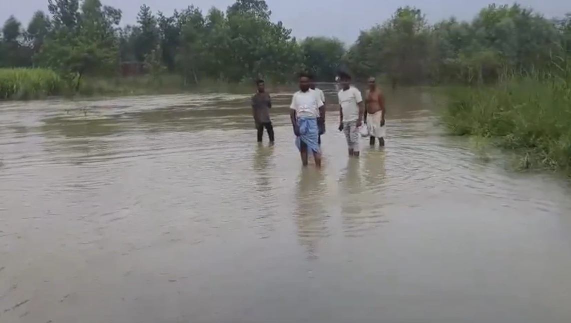 मुरादाबाद में बाढ़ का खतरा! ठेला नदी का जलस्तर खतरनाक स्तर पर, एक दर्जन से ज्यादा गांव पानी से घिरे