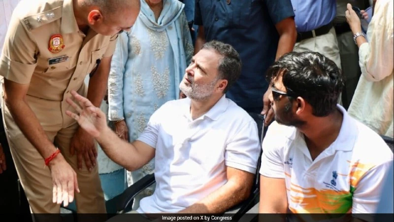 राहुल गांधी ने पैलेट गन पीड़ित के लिए FIR की मांग को लेकर दिल्ली पुलिस थाने के बाहर धरना दिया