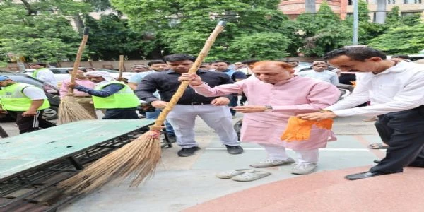 Delhi Mayor Pravesh Wahi ने Prashant Vihar में Cleanliness Drive के लिए निकाला Mega March