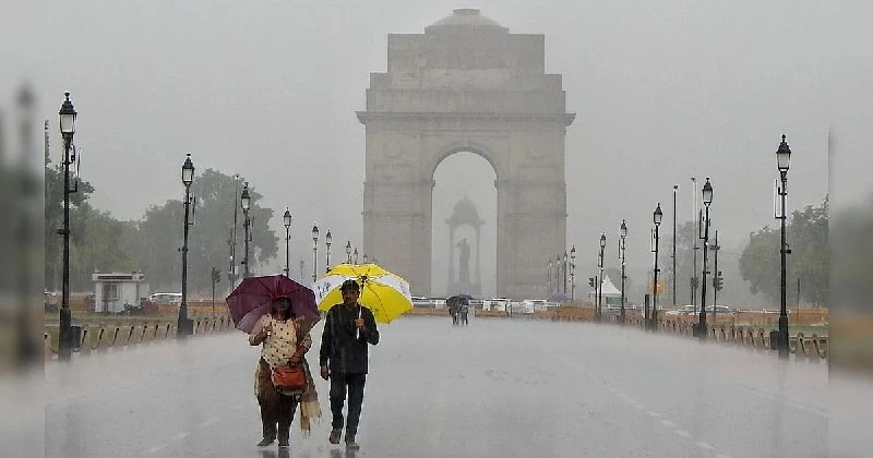 Delhi-NCR में भारी बारिश का कहर: IMD ने जारी किया Red Alert, जनजीवन अस्त-व्यस्त
