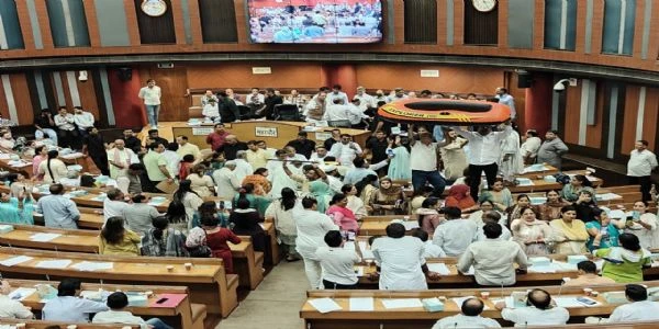 MCD House में AAP पार्षदों का अनोखा प्रदर्शन, पानी भरने और गंदगी के विरोध में लाए नाव