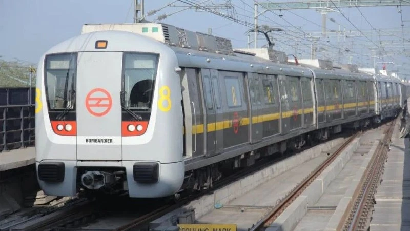 बड़ी खबर: दिल्ली पुलिस की महिला कांस्टेबल ने Hauz Khas Metro Station पर बचाई 16 साल की लड़की की जान