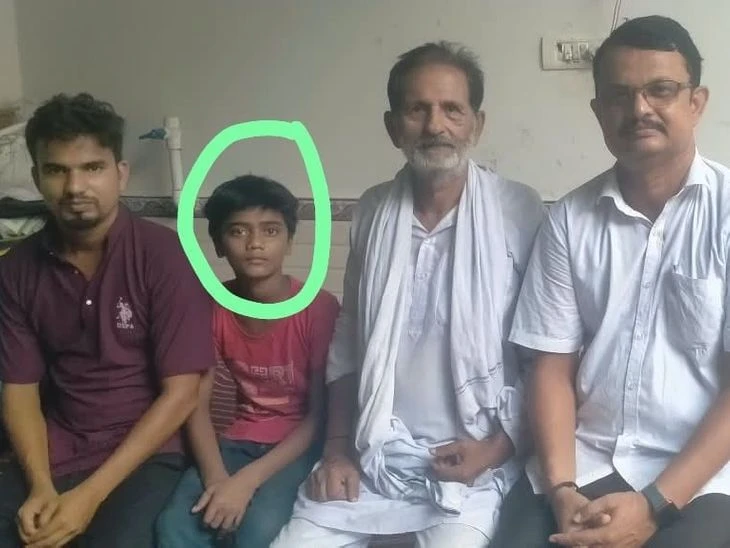 दिल्ली में हिंदू सामाजिक कार्यकर्ता ने भटके हुए मुस्लिम युवक को परिवार से मिलाया