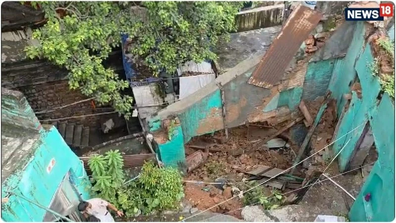 दिल्ली के कश्मीरी गेट में भारी बारिश से गिरी जर्जर इमारत, तीन लोग सुरक्षित बचाए गए