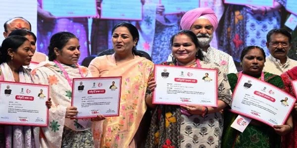 दिल्ली की मुख्यमंत्री रेखा गुप्ता ने 'दिल्ली लक्ष्मी योजना' का किया शुभारंभ, 65 महिलाओं को बांटे प्रमाणपत्र