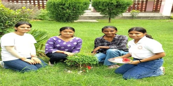 गुरुग्राम: कन्या कालेज की छात्राओं ने पेड़ों को राखी बांधकर दिया पर्यावरण संरक्षण का संदेश