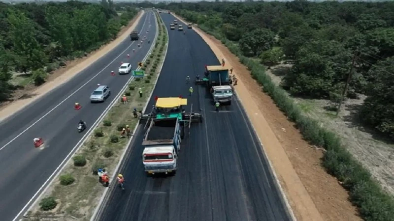 दिल्ली सरकार ने 2800 किलोमीटर लंबे फुटपाथों को सुधारने के लिए बनाई कमेटी