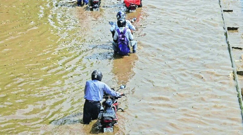 दिल्ली-गुड़गांव एक्सप्रेसवे पर सीवर लाइन धंसने के बाद तेजी से चल रहा है मरम्मत का काम
