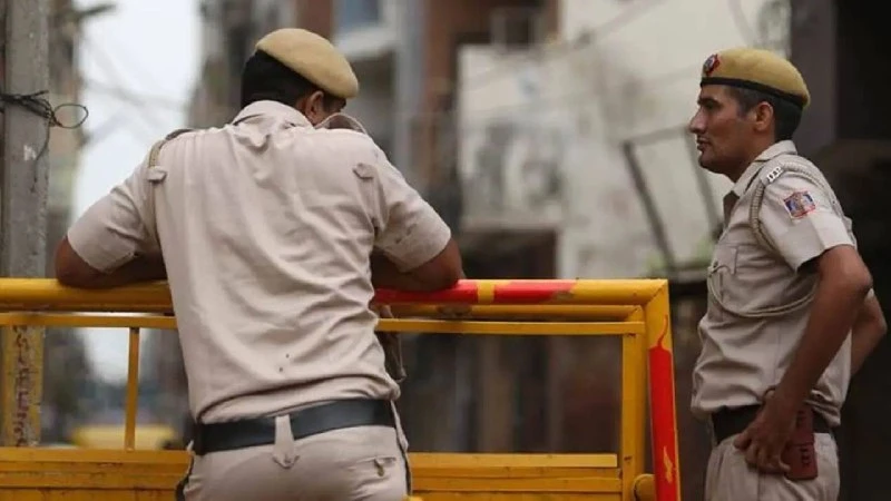 दिल्ली पुलिस ने स्किजोफ्रेनिया से पीड़ित बेटे की हत्या के आरोप में पिता और उसके साथी को किया गिरफ्तार