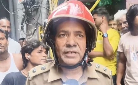 दिल्ली के पुराने सीलमपुर में गारमेंट गोदाम में लगी भीषण आग, कोई हताहत नहीं