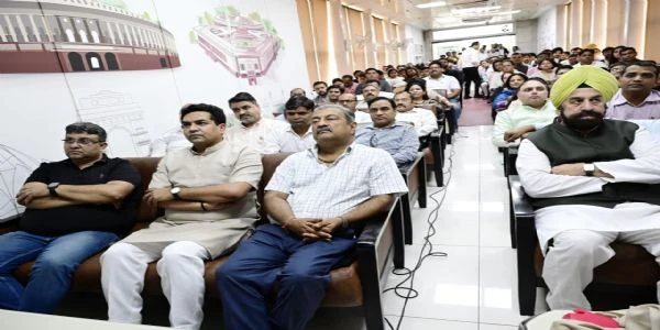 दिल्ली के मंत्री कपिल मिश्रा ने वकीलों के साथ सुना पीएम मोदी का मन की बात कार्यक्रम