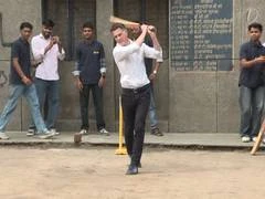 एनएसडब्ल्यू प्रीमियर क्रिस मिन्स ने भारत दौरे पर दिल्ली के बच्चों के साथ खेला गली क्रिकेट