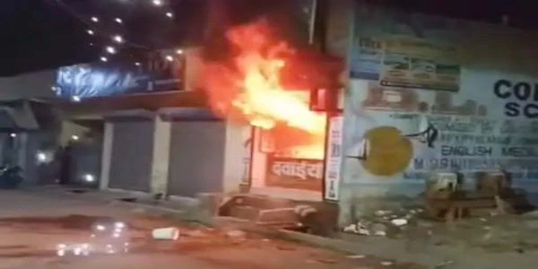 फरीदाबाद के मेडिकल स्टोर में लगी भीषण आग, लाखों का सामान जलकर खाक