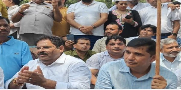 दिल्ली सचिवालय के बाहर आप कार्यकर्ताओं का प्रदर्शन, साइकिल खरीद घोटाले की जांच की मांग