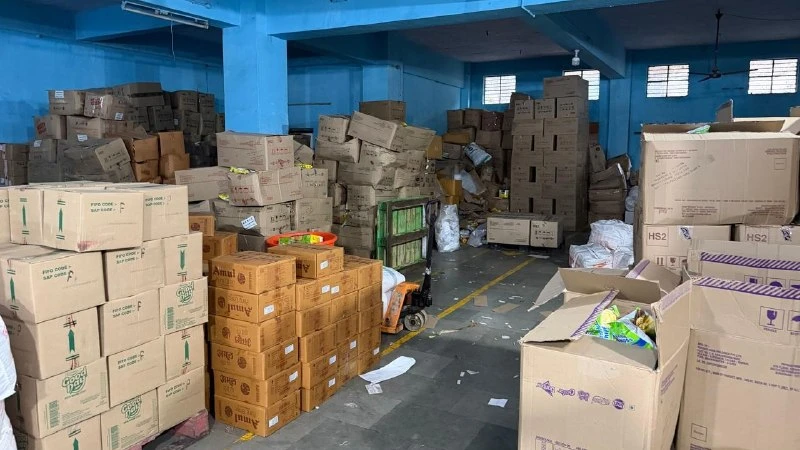 नवी मुंबई में करोड़ों का फूड लेबलिंग रैकेट पकड़ा गया, एक्सपायरी डेट बदलकर बेचने वाले पर्दाफाश