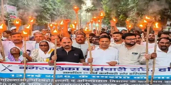 फरीदाबाद में सफाई कर्मचारियों का जोरदार प्रदर्शन, हाथों में मशाल लेकर निकाला जुलूस और सरकार के खिलाफ की नारेबाजी