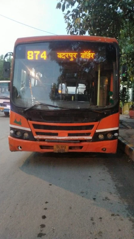दिल्ली रिंग रोड पर राज नगर फ्लाईओवर के पास क्लस्टर बस खराब, भारी ट्रैफिक जाम