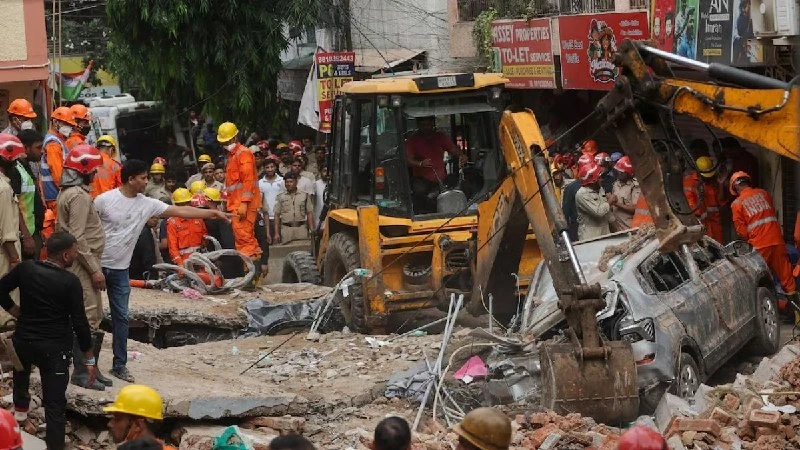 दिल्ली पीजी इमारत ढहने पर वरिष्ठ पत्रकार तवलीन सिंह ने उठाये तीखे सवाल