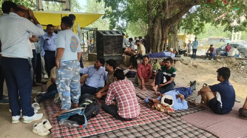 दिल्ली में बसों की हड़ताल तीसरे दिन भी जारी, कांट्रैक्ट वाले ड्राइवर मांग रहे हैं अधिक वेतन