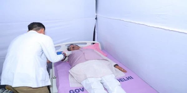 पीएम मोदी के जन्मदिन पर हर्ष मल्होत्रा ने त्यागराज स्टेडियम में किया रक्तदान