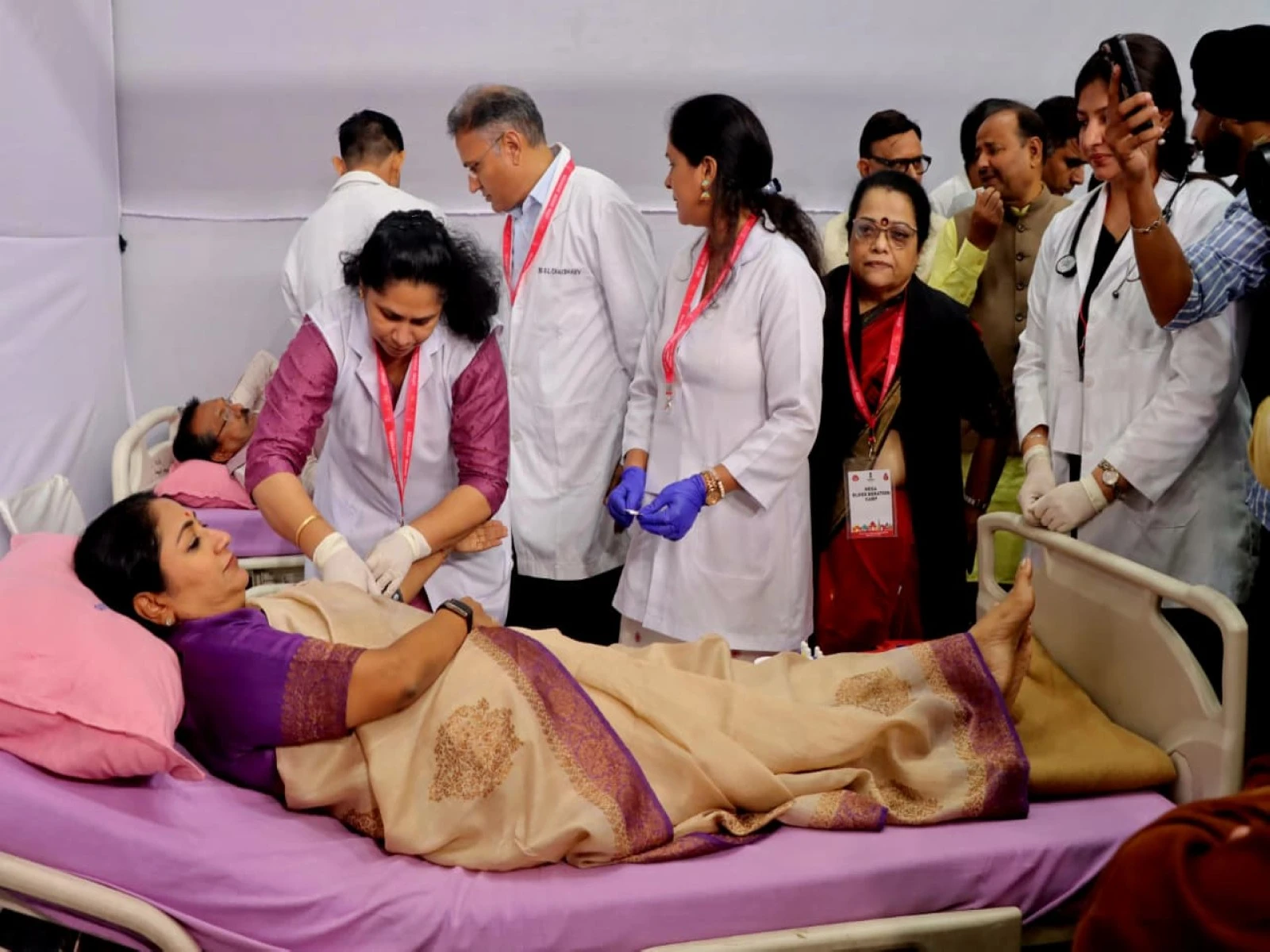 दिल्ली में सेवा संकल्प अभियान के तहत मुख्यमंत्री रेखा गुप्ता ने किया रक्तदान