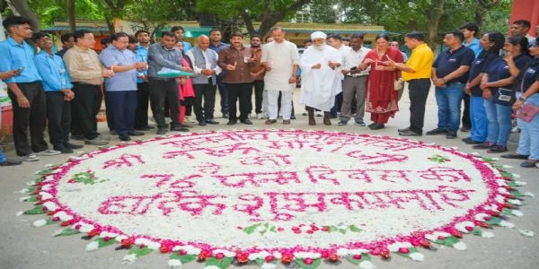 प्रधानमंत्री नरेंद्र मोदी के 76वें जन्मदिन पर ताहिरपुर कुष्ठ परिसर में जलाए गए 2000 दीये