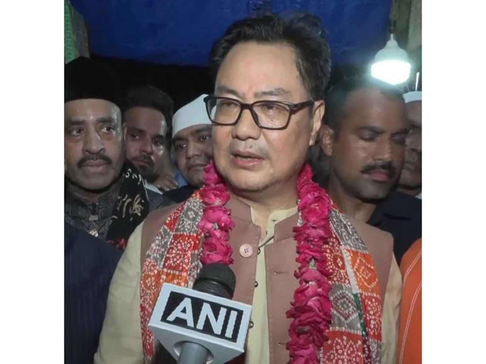 पीएम मोदी के जन्मदिन पर किरेन रिजिजू ने निजामुद्दीन दरगाह पर की विशेष प्रार्थना