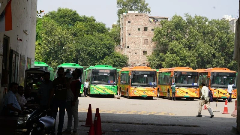 दिल्ली में डीटीसी बस चालकों की हड़ताल का तीसरा दिन, सार्वजनिक परिवहन ठप और यात्रियों को भारी परेशानी