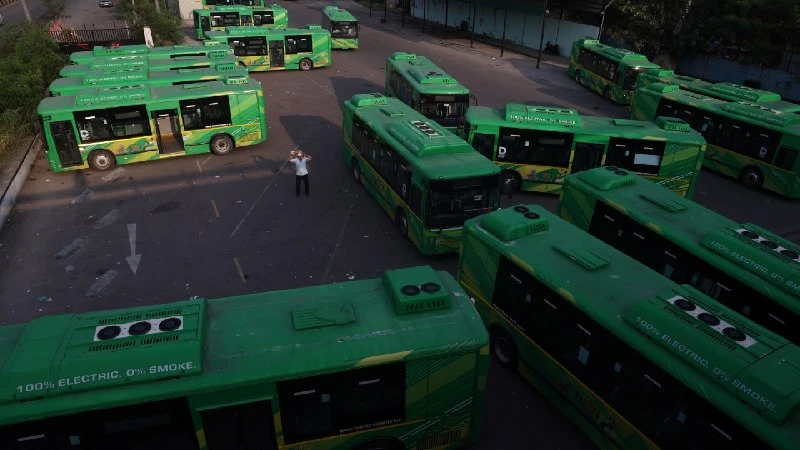 दिल्ली में डीटीसी बसों की हड़ताल तीसरे दिन भी जारी, वेतन बढ़ाने की मांग पर अड़े अनुबंधक चालक