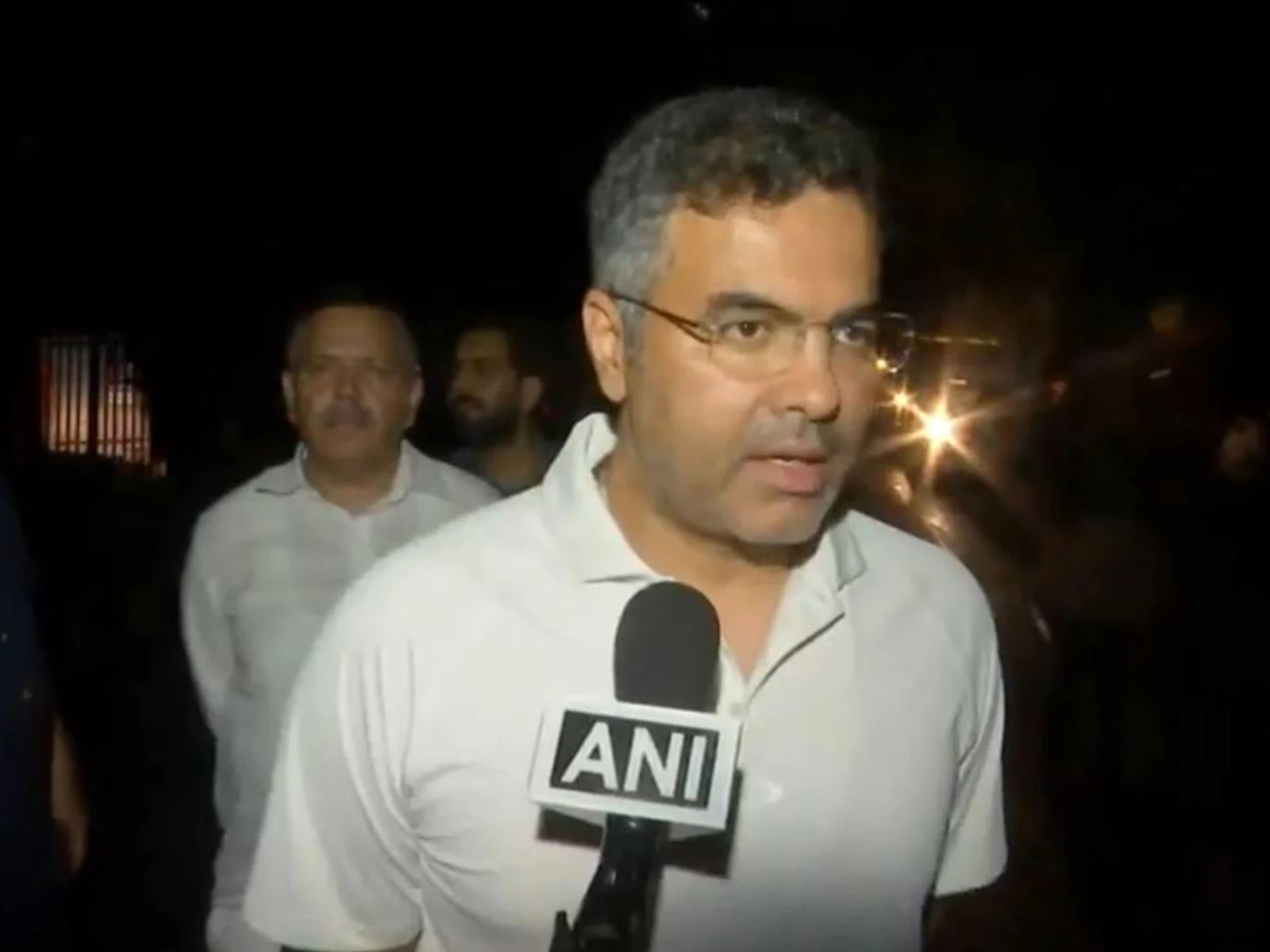 दिल्ली के पीडब्ल्यूडी मंत्री प्रवेश वर्मा ने अफ्रीका एवेन्यू पर सड़क निर्माण कार्य का किया औचक निरीक्षण