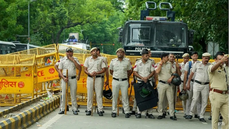 दिल्ली पुलिस का बड़ा एक्शन, इंटरनेशनल टेक-सपोर्ट फ्रॉड करने वाले 3 कॉल सेंटर पकड़े; 23 लोग गिरफ्तार