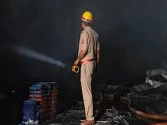 नोएडा के सेक्टर 43 में निर्माणाधीन गोदाम में लगी भीषण आग, दमकल विभाग मौके पर मौजूद