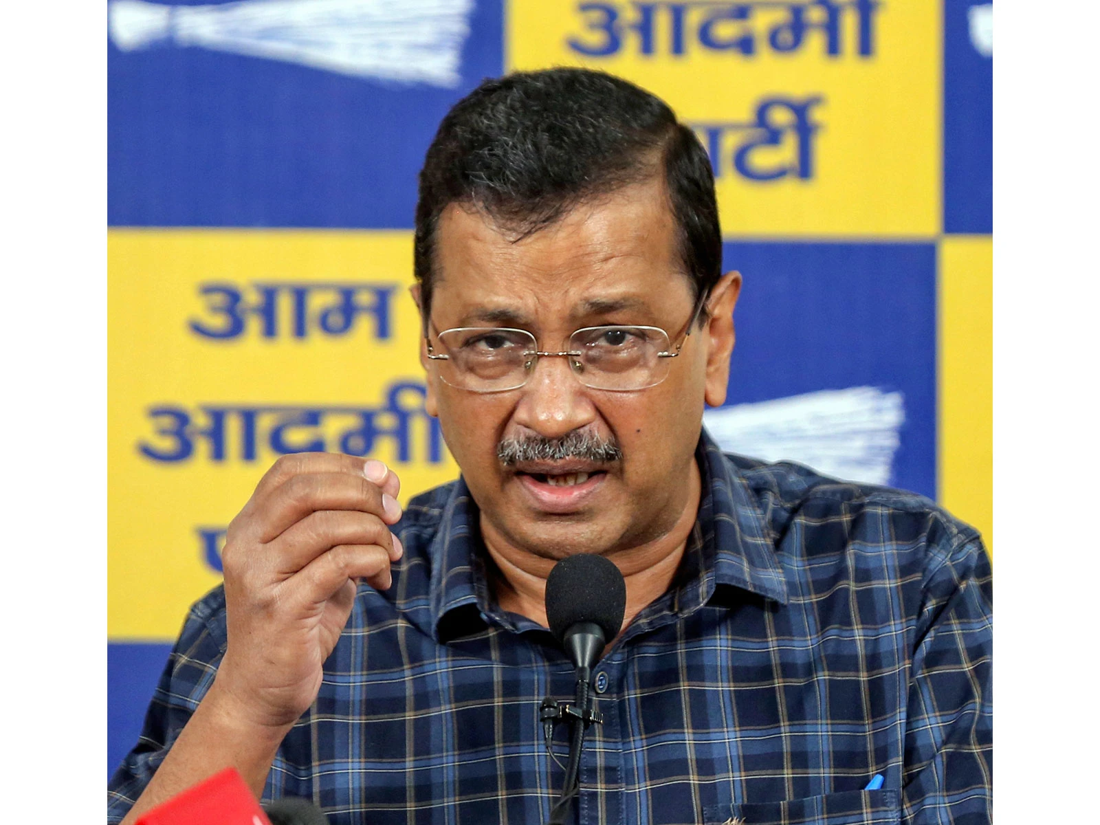 दिल्ली: अरविंद केजरीवाल और परिवार को मिला एसआईआर नोटिस, आप ने चुनाव आयोग पर उठाए सवाल