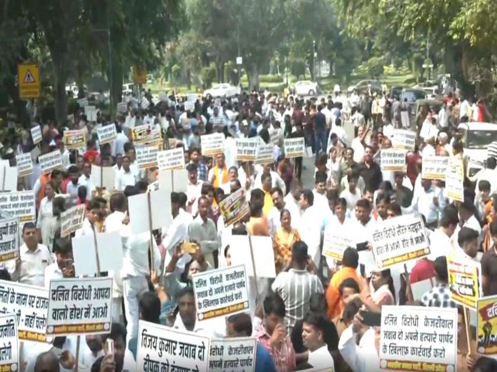 दिल्ली: MCD सफाईकर्मी की आत्महत्या पर AAP दफ्तर के बाहर बीजेपी का जोरदार प्रदर्शन
