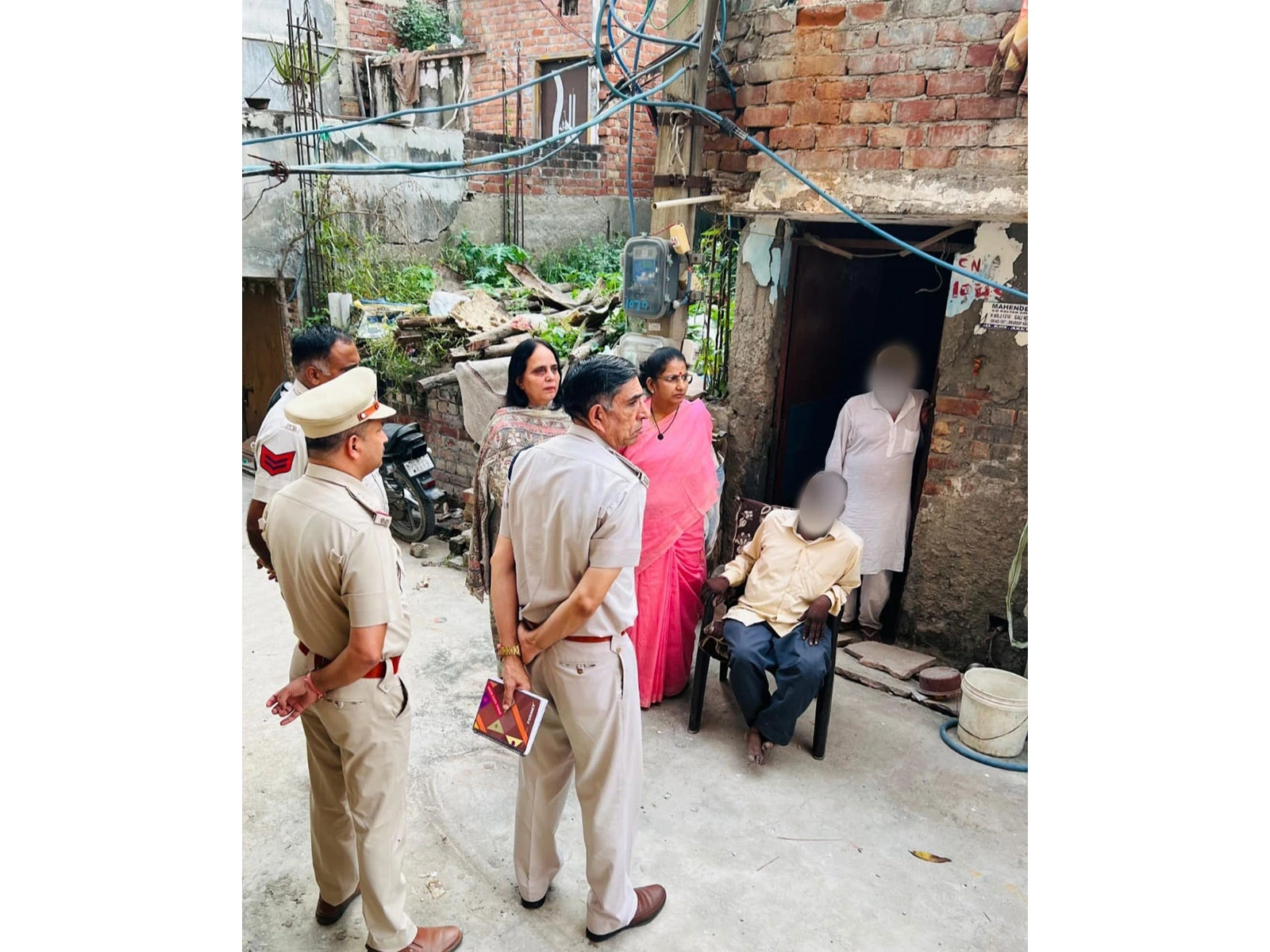 दिल्ली महिला आयोग की अध्यक्ष लता गुप्ता ने स्वरूप नगर दुष्कर्म और हत्या पीड़िता के परिवार से की मुलाकात