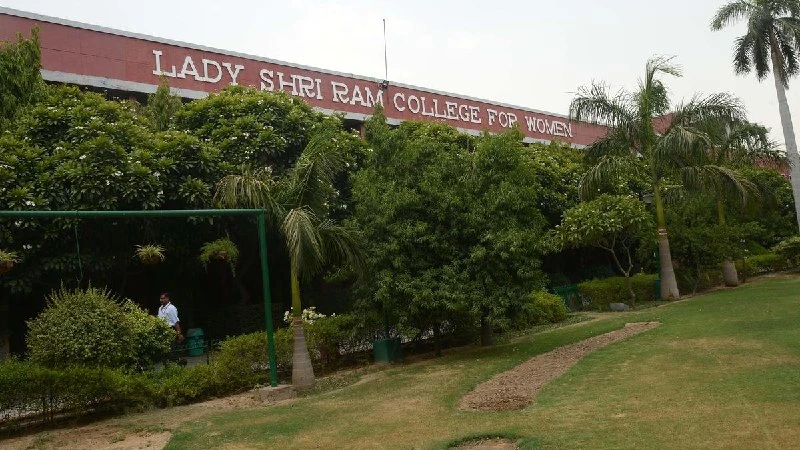 लेडी श्रीराम कॉलेज ने दिल्ली गैंगरेप और एनकाउंटर के बाद फिजिकल क्लासेज सस्पेंड कीं