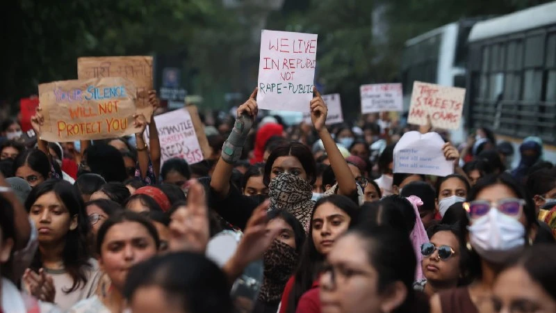 दक्षिण दिल्ली में नाबालिग के साथ कथित सामूहिक बलात्कार के बाद छात्राओं का बड़ा प्रदर्शन