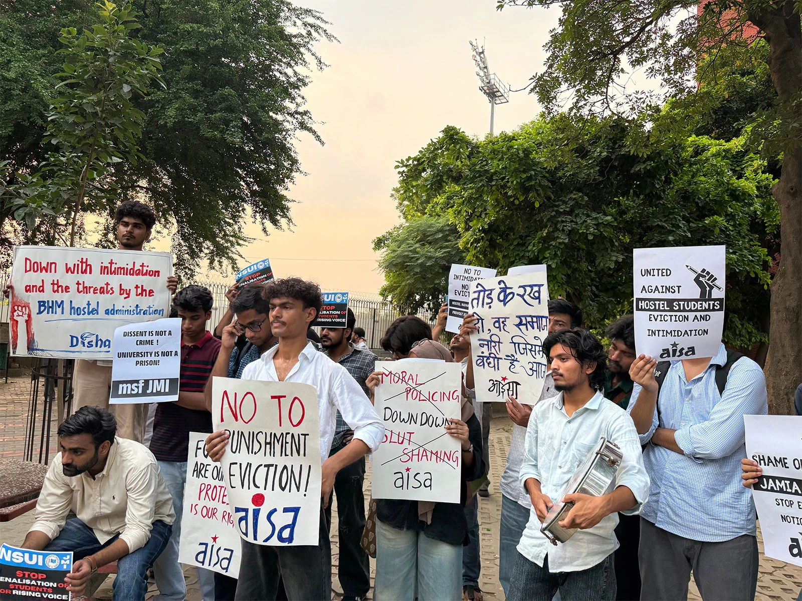 दिल्ली: जामिया मिलिया इस्लामिया यूनिवर्सिटी में छात्राओं के हॉस्टल खाली कराने के नोटिस के खिलाफ छात्रों का भारी प्रदर्शन