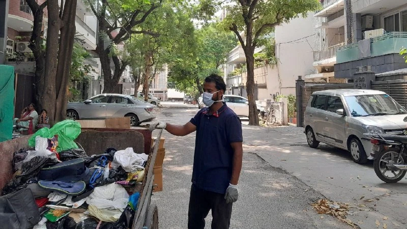 डिफेंस कॉलोनी में नए कचरा संग्रहण मॉडल के खिलाफ सफाई कर्मचारियों का वेतन को लेकर जोरदार प्रदर्शन