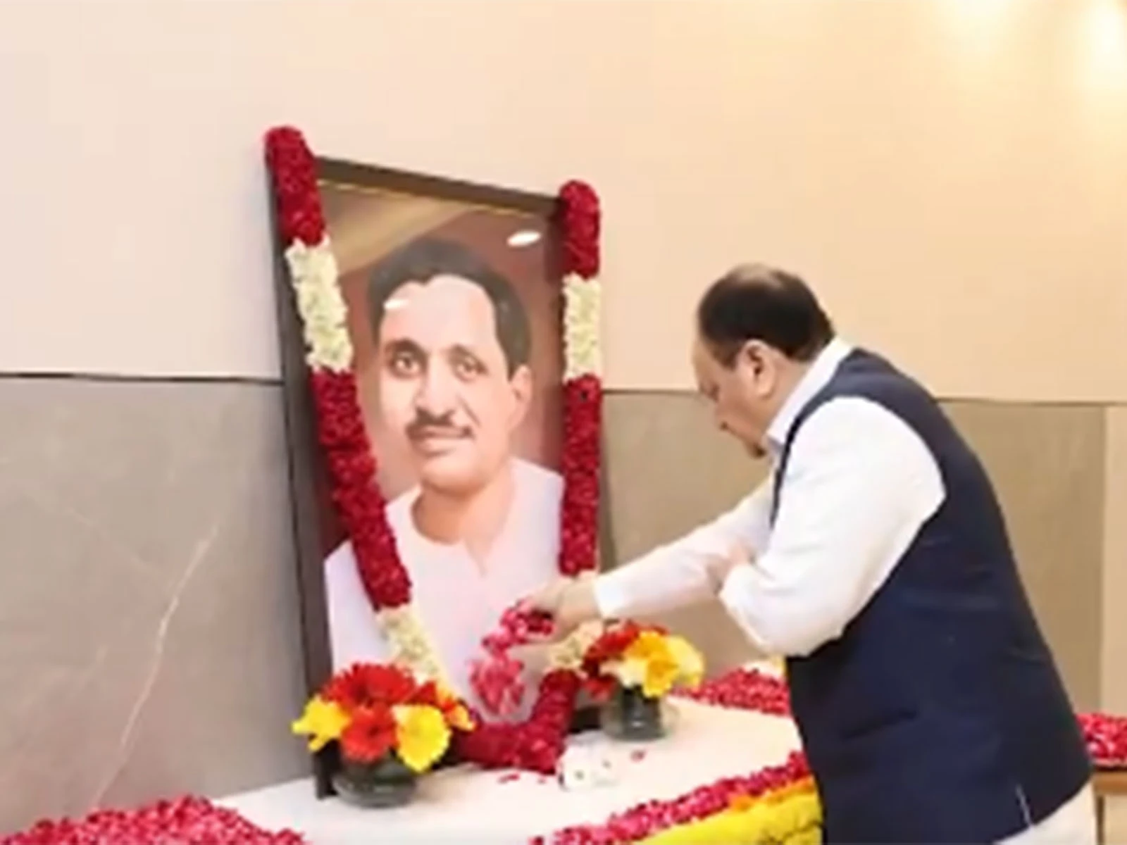 केंद्रीय मंत्री जेपी नड्डा और भाजपा नेताओं ने पंडित दीनदयाल उपाध्याय की जयंती पर दी श्रद्धांजलि