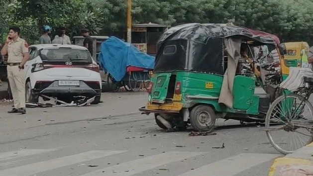 दक्षिणी दिल्ली में सुखदेव विहार मेट्रो स्टेशन के पास भीषण सड़क हादसा, एक की मौत और चालक घायल