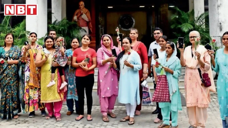 द्वारका पुलिस ने नागरिकों को लौटाये 500 खोये और चोरी हुए मोबाइल फोन