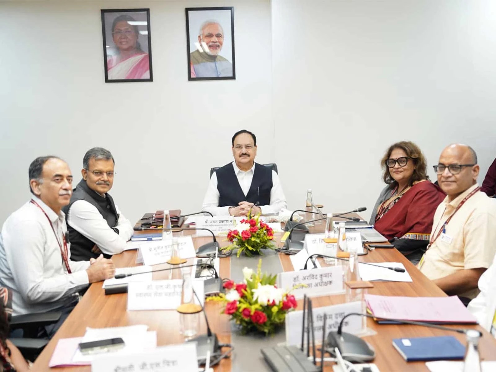 केंद्रीय स्वास्थ्य मंत्री जेपी नड्डा ने लेडी हार्डिंग मेडिकल कॉलेज के विकास कार्यों की समीक्षा की