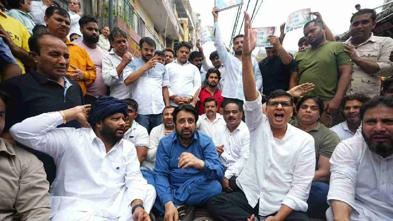 दिल्ली के अली गांव में दलितों के घरों पर बुलडोजर कार्रवाई के खिलाफ आम आदमी पार्टी का बड़ा प्रदर्शन