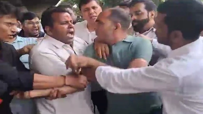 दिल्ली पुलिस ने तिलक नगर में हेड कांस्टेबल पर हमले के बाद आप नेताओं पर दर्ज की एफआईआर