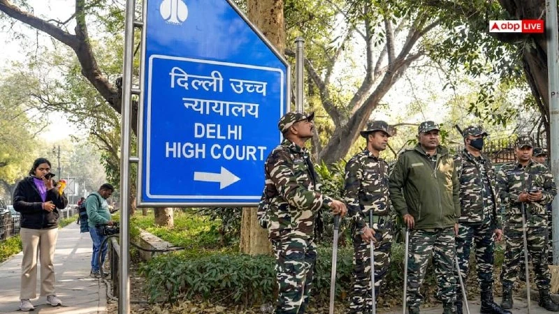 दिल्ली हाईकोर्ट का कड़ा फैसला, चलती कार से वीडियो सुनवाई में शामिल होने पर वकील पर 1 लाख रुपये का जुर्माना