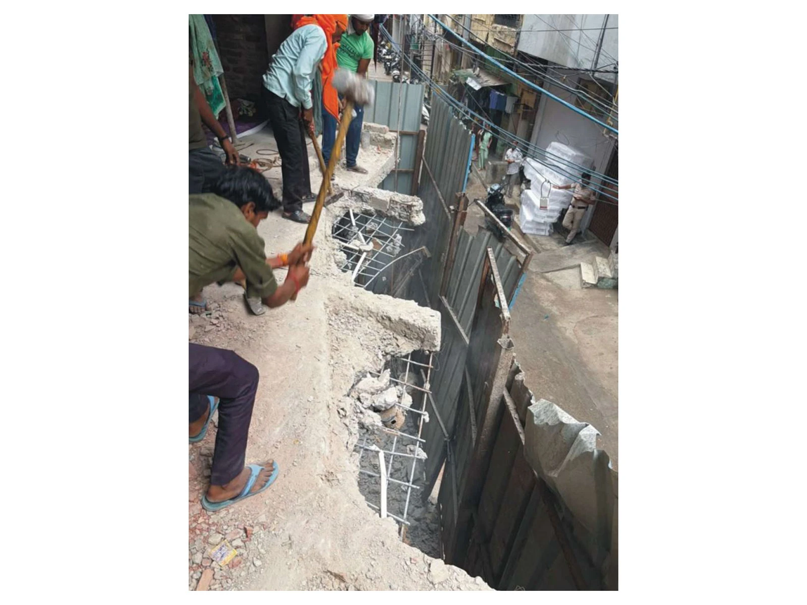 दिल्ली में एमसीडी का बड़ा बुलडोजर एक्शन, 29 जगहों पर तोड़फोड़ और 10 संपत्तियां सील